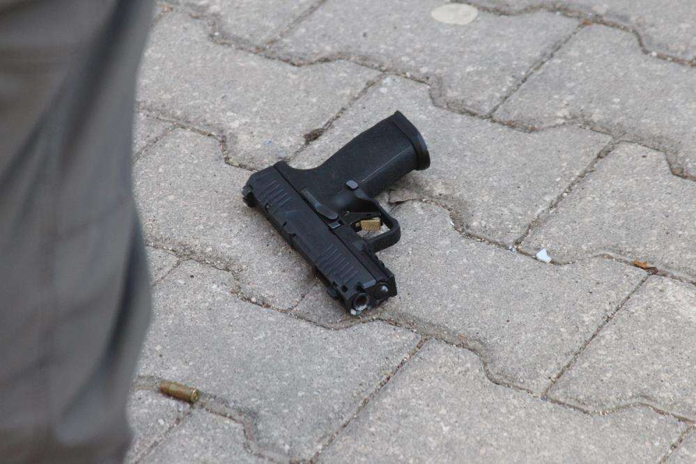 Polisi görünce ortalığı birbirine kattı! Önce ateş açtı, sonra el bombasının pimini çekti 12